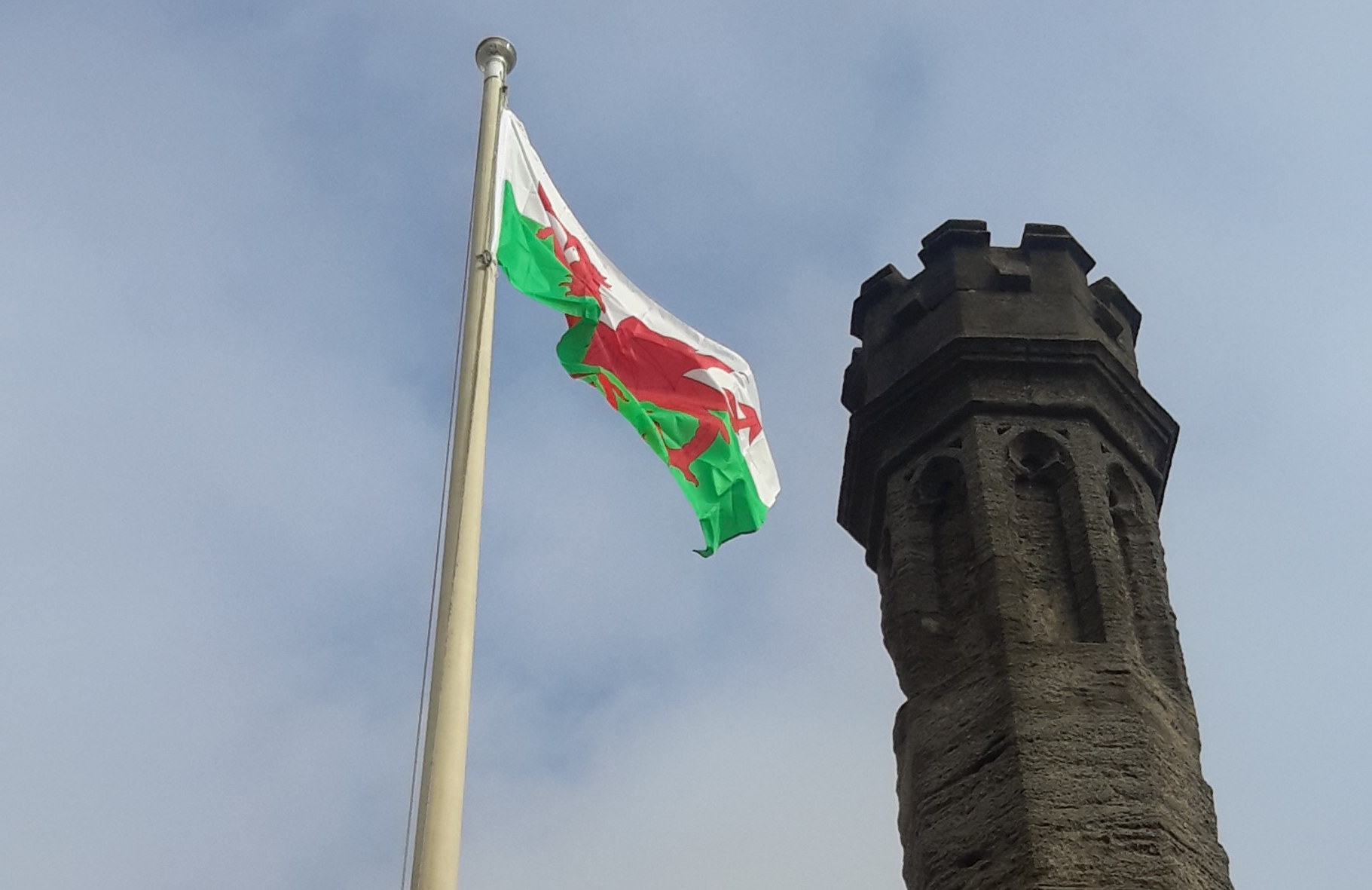 Baner Cymru yn hedfan yng Ngholeg yr Iesu