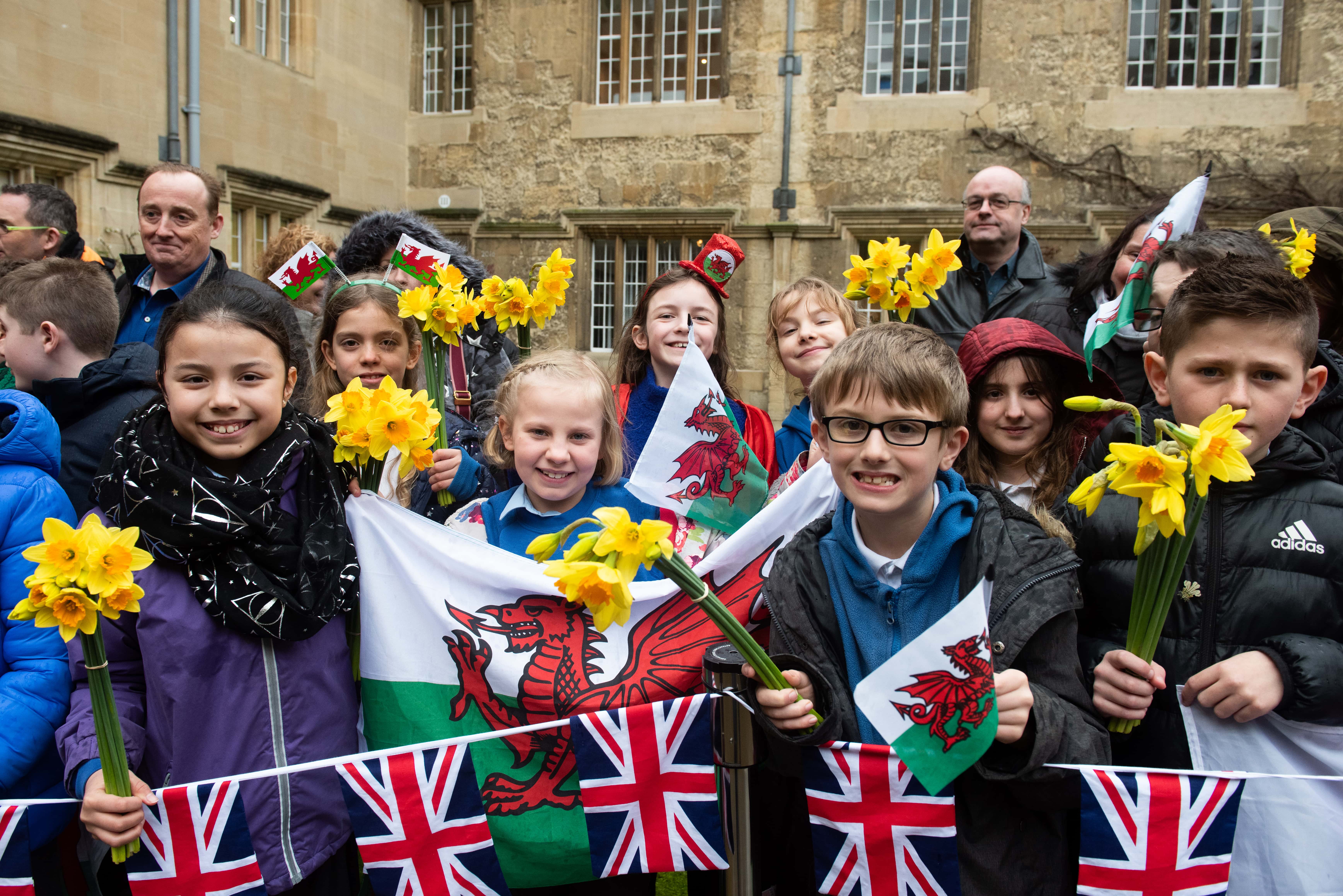 Disgyblion Cynradd Cymraeg yn ymweld â Choleg yr Iesu yn disgwyl i gyfarfod EF Tywysog Cymru!