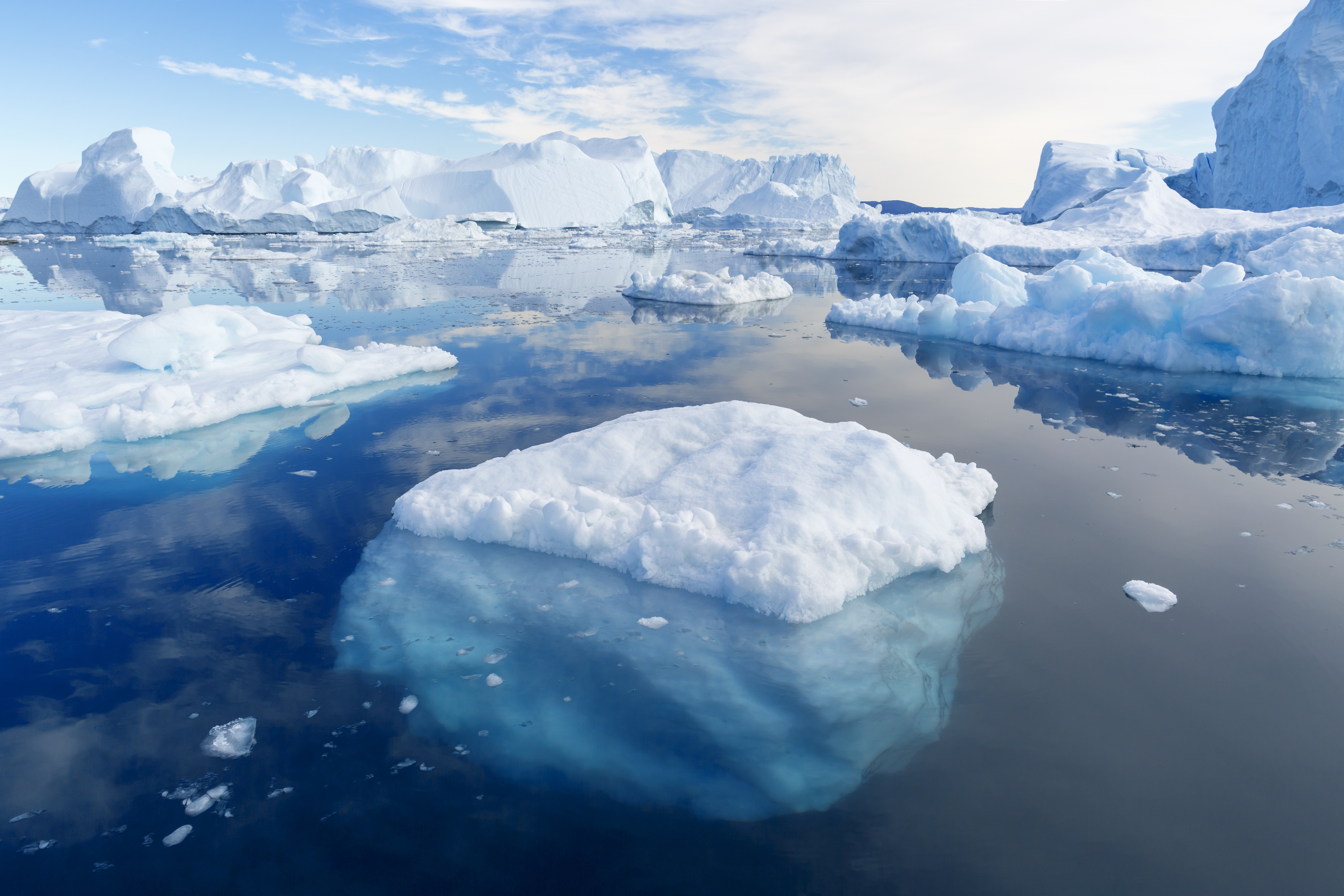 Глыба льда на воде. Гренландия ледник Антарктида Арктика Гренландия. Ледяной Покров Гренландии. Таяние ледников в Арктике. Покровные ледники Гренландии.