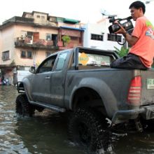 TV crew films flooding in Thailand. Image credit: Sam DCruz / Shutterstock.com