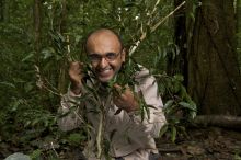 Professor Yadvinder Malhi in zijn element: 'Het herstellen van het regenwoud en de natuur kan de klimaatverandering niet oplossen, maar het kan een substantiële en reële bijdrage leveren, terwijl het alle andere voordelen van een bloeiende natuurlijke wereld met zich meebrengt.'