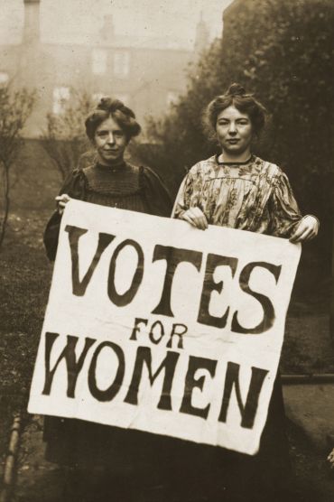 Annie Kenney and Christabel Pankhurst with a 'Votes for Women' sign