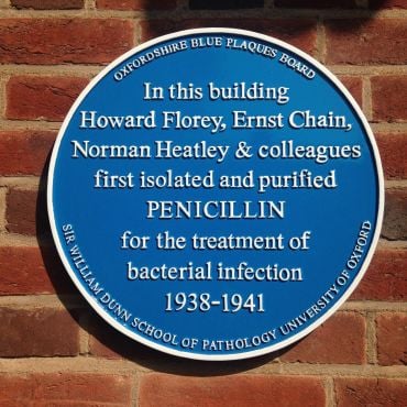 Blue plaque on a wall commemorating the first isolation and purification of penicillin.