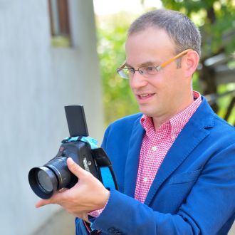 Image of Bill Finnegan holding a camera for a Find an Expert profile picture