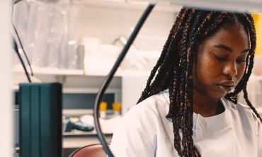 A UNIQplus participant at work in a laboratory