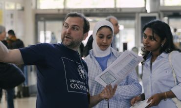 An Oxford staff volunteer giving directions at an Open Day.