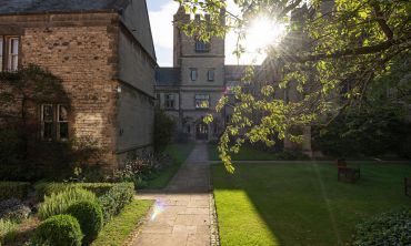 Harris College Manchester College quod in the sunshine, by Edmund Blok.