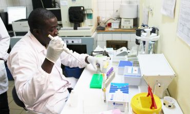 Photo | Technician working in the lab, Nanoro