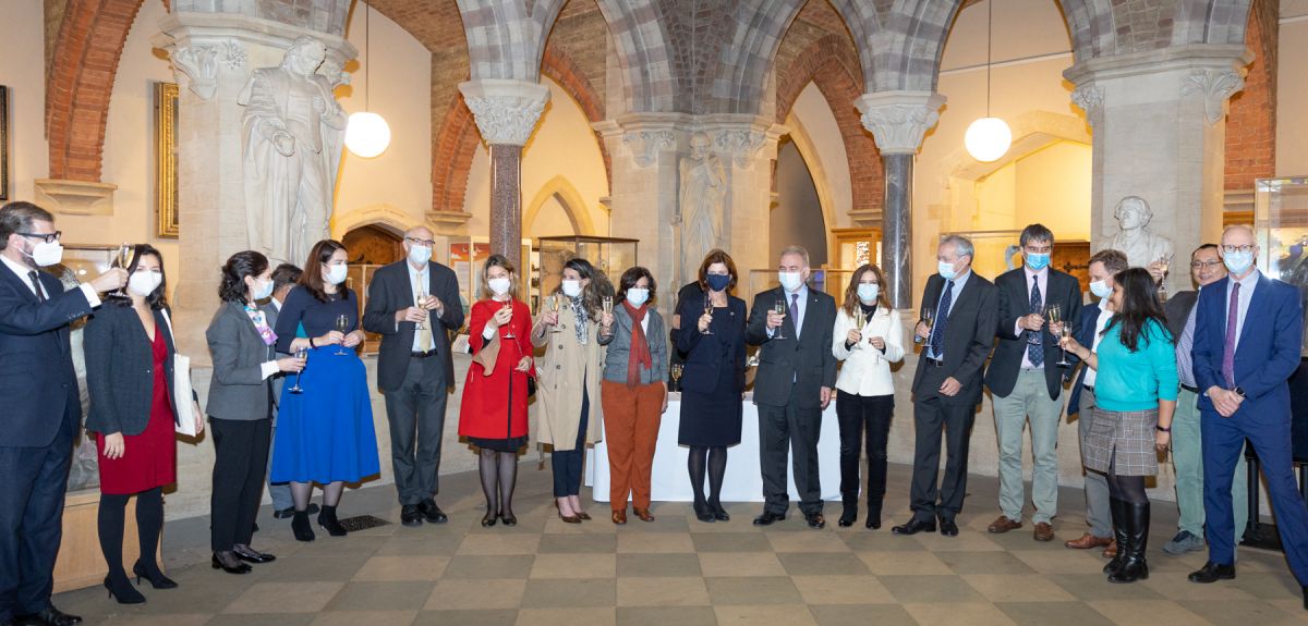 Members of the Oxford and Brazilian delegations toast the signing of the agreement - Photo by Cyrus Mower (cyrusoxford.co.uk)