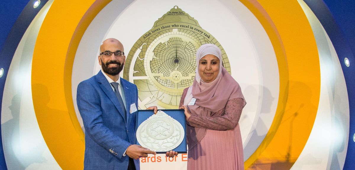 Action for Humanity's Othman Moqbel presenting the Exceptional Covid Response Award to Sagida Bibi - photo courtesy of Abdul Datoo/The Muslim News