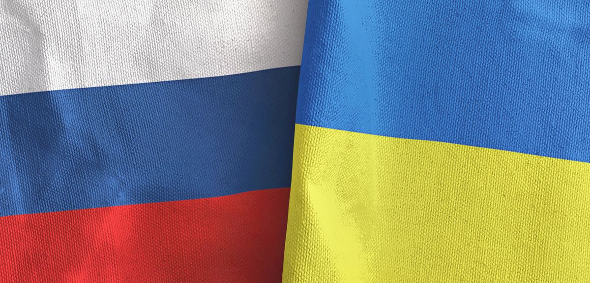 A Russian flag and an Ukrainian flag
