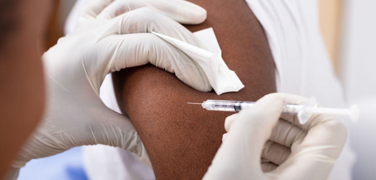 Photo | Example of a Close-up Of A Doctor Injecting Syringe To Male Patient's Arm In Clinic