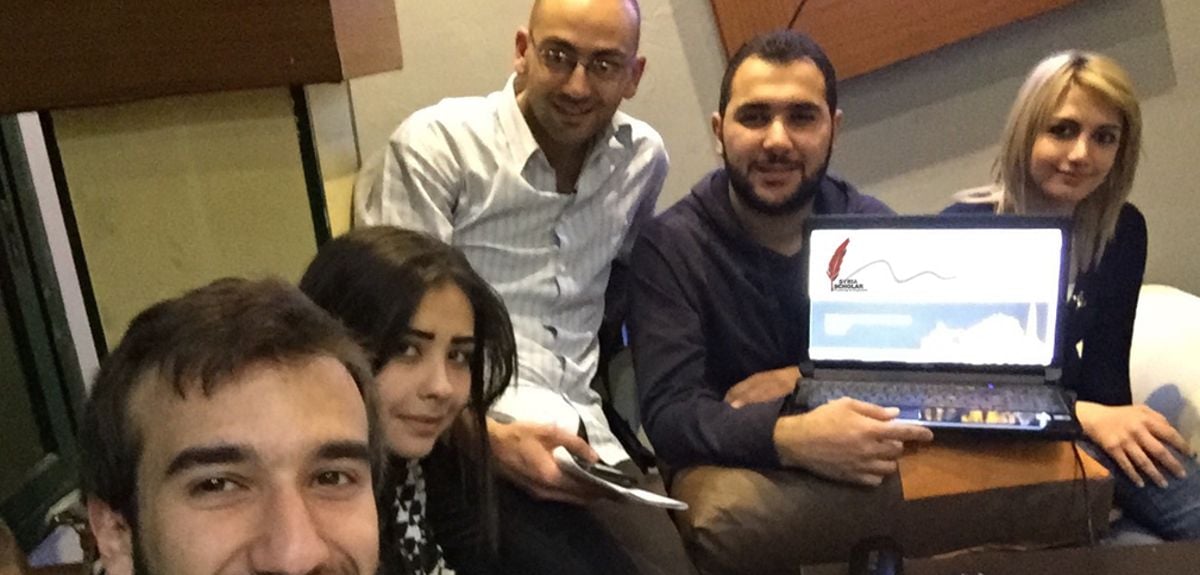 5th year Syrian medical students in an internet café in Syria receiving a tutorial on SyriaScholar.com 5th year Syrian medical students in an internet café in Syria receiving a tutorial on SyriaScholar.com