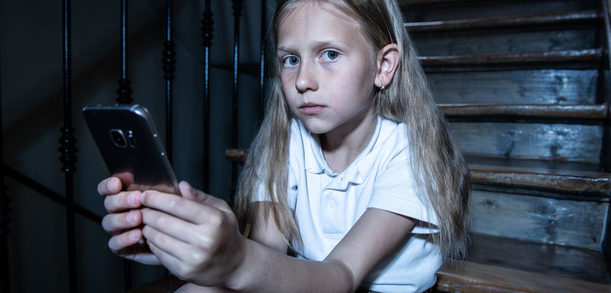 girls experience a negative link between social media use and life satisfaction when they are 11-13 years old and boys when they are 14-15 years old