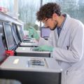 Oxford spinout Nanopore scientist in lab