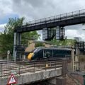 A GWR train leaving Oxford station over the existing Botley Road bridge